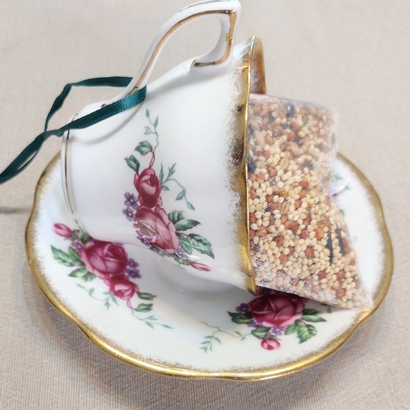Bone China hand crafted bird feeder, Rosina pattern, made in England - Picture 3 of 7